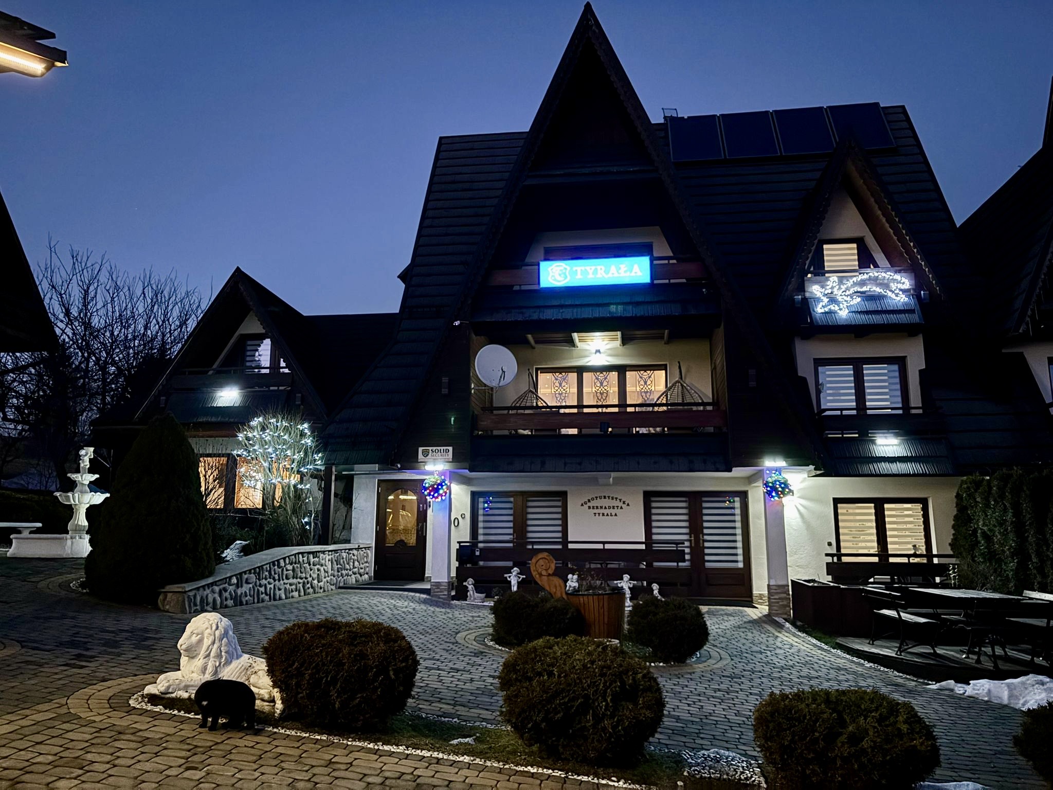 przed obiektem porą zimową